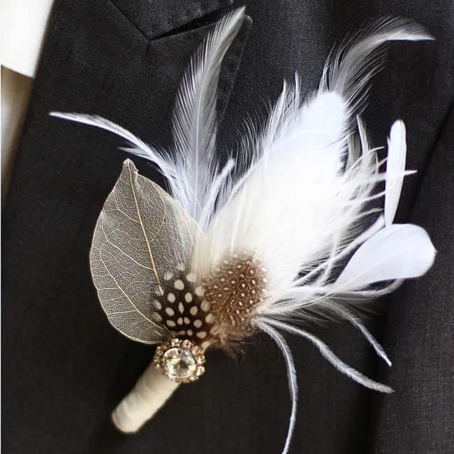 Corsage met veren