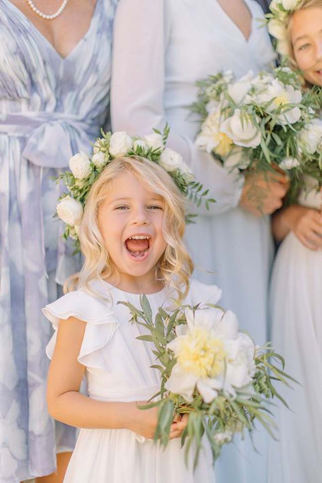 Klassiek huwelijk bruidsmeisjes met bloemenkroon