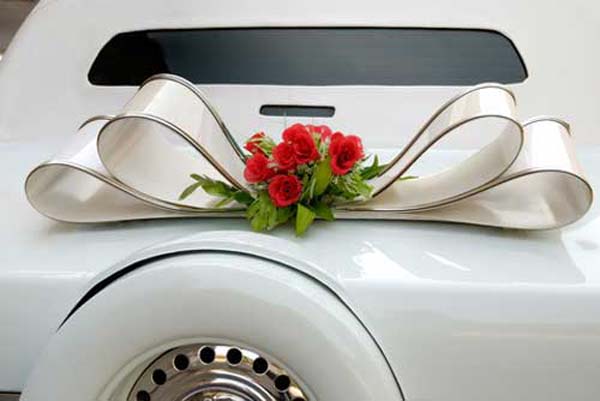 Bruidsbloemen-autoversiering